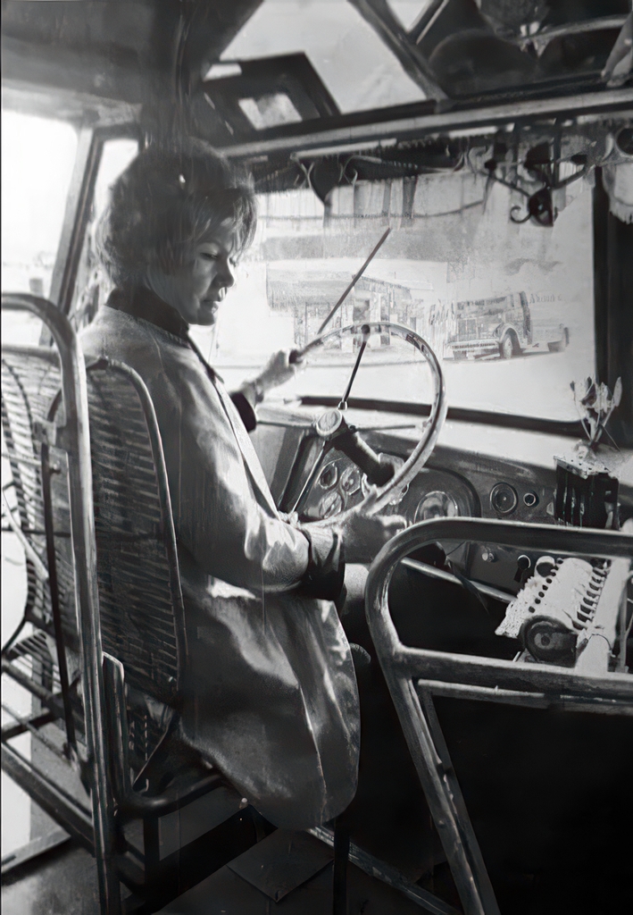 En 1967, Elena Konovaluk a été la première conductrice de colectivo. (ligne 310 puis 9) On imagine la difficulté de distribuer les tickets et de conduire en même temps.