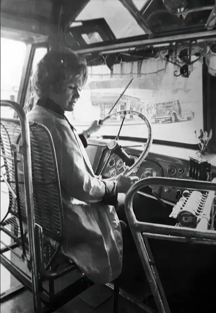 1967 Elena Konovaluk fue la primera mujer en conducir un colectivo en Buenos Aires Lo hizo en la línea 310 pasando años después a realizar igual tarea en la línea 9 DJ-BYC Bernardo En 1967, Elena Konovaluk a été la première conductrice de colectivo. (ligne 310 puis 9) On imagine la difficulté de distribuer les tickets et de conduire en même temps.