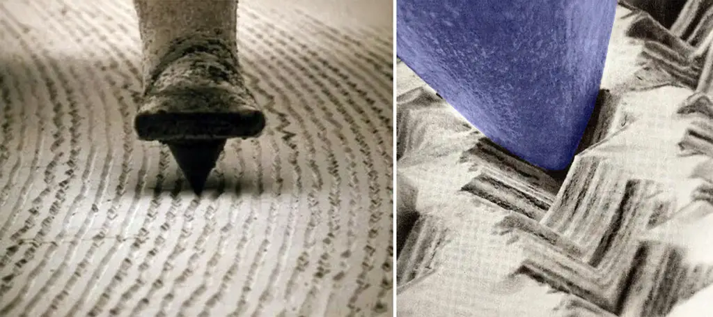 Aiguille sur disque DJ-BYC Bernardo Pointe de lecture (en saphir ou diamant industriel) dans un sillon de microsillon. À droite, l'image représente environ 0,3 mm de large. Les aspérités du bord du disque sont les bords du chemin. Les différences de profondeur servent à coder un second canal (stéréo).