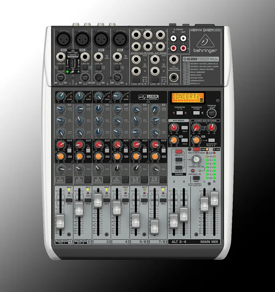 Behringer Qx1204Usb DJ-BYC Bernardo Cette petite console semble disposer de tout ce qui faut pour un DJ, entrée ligne, microphones, voire instruments complémentaires. Les trois réglages de tonalité permettent une intervention correcte sur le rendu.