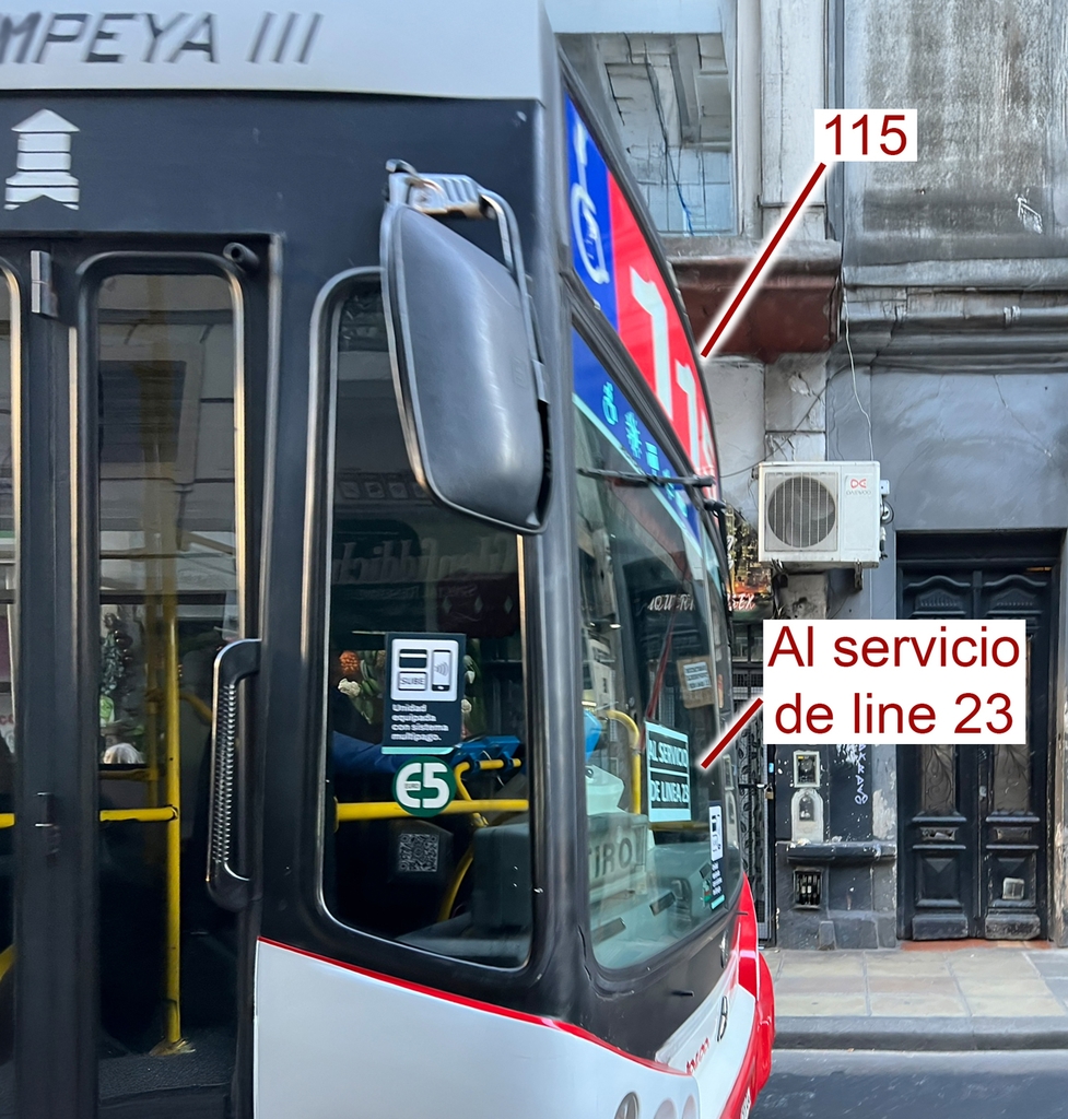 Hier, pour aller à Nuevo Chique, j'ai pris ce bus. Un numéro 115, mais avec une étiquette indiquant qu'il assurait en fait le service de la ligne 23. Encore un piège pour ceux qui sont peu attentifs… J’ai juste eu le temps de prendre une photo en en descendant, au moment où il redémarrait.