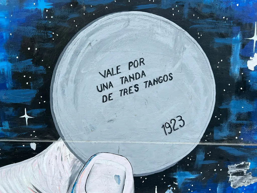 Le jeton du mural de la calle Oruro indique une valeur de trois tangos… Il est de 1923.