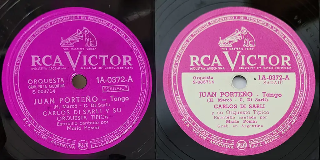 Deux versions du disque RCA Victor 1A-0372-A de Juan Porteño de Di Sarli et Mario Pomar. On notera qu’il est écrit « Estribillo » sur les disques, mais, en fait, Pomar chante tout et pas seulement le refrain. 