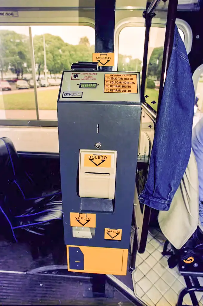 Maquina 1994-02 DJ-BYC Bernardo Le type de machine apparu à partir de 1994. On indiquait la destination au chauffeur. Il programmait le prix et on devait verser les pièces correspondantes dans l'entonnoir du haut de la machine, puis récupérer le billet et sa monnaie.
