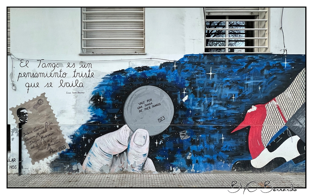 J'ai réalisé la photo de couverture à partir d'un mural de la calle Oruro. Une diagonale particulièrement riche en peintures murales. On y remarque le slogan pessimiste de Diecepolo et un jeton indiquant qu’il est valable pour une tanda de trois tangos. On remarque un cartel mentionnant Casimiro Aim, le danseur qui a fait approuver le tango par le pape de l’époque.