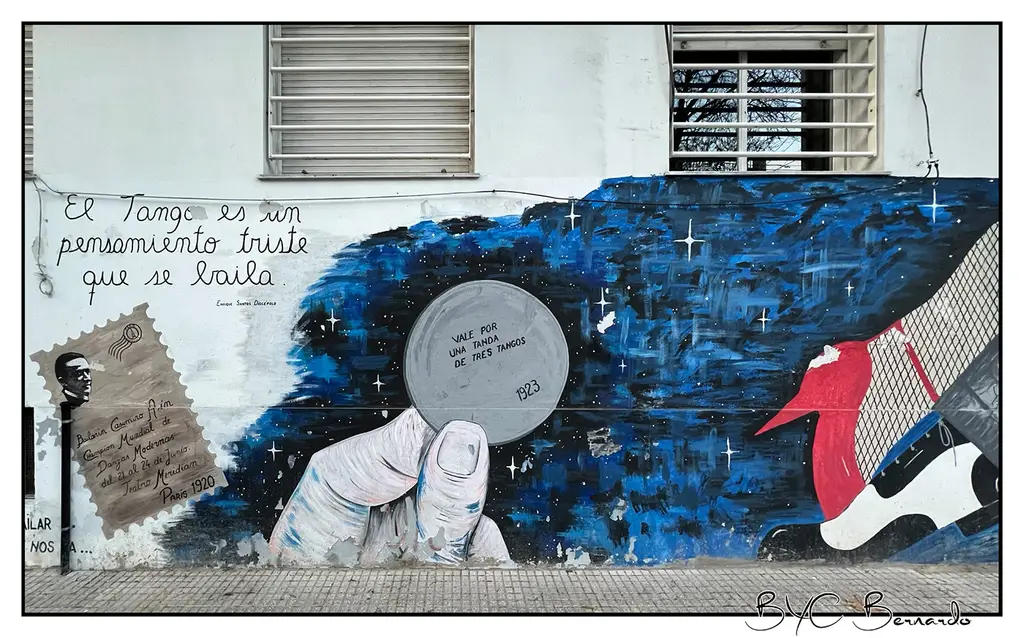 J'ai réalisé la photo de couverture à partir d'un mural de la calle Oruro. Une diagonale particulièrement riche en peintures murales. On y remarque le slogan pessimiste de Diecepolo et un jeton indiquant qu’il est valable pour une tanda de trois tangos. On remarque un cartel mentionnant Casimiro Aim, le danseur qui a fait approuver le tango par le pape de l’époque.