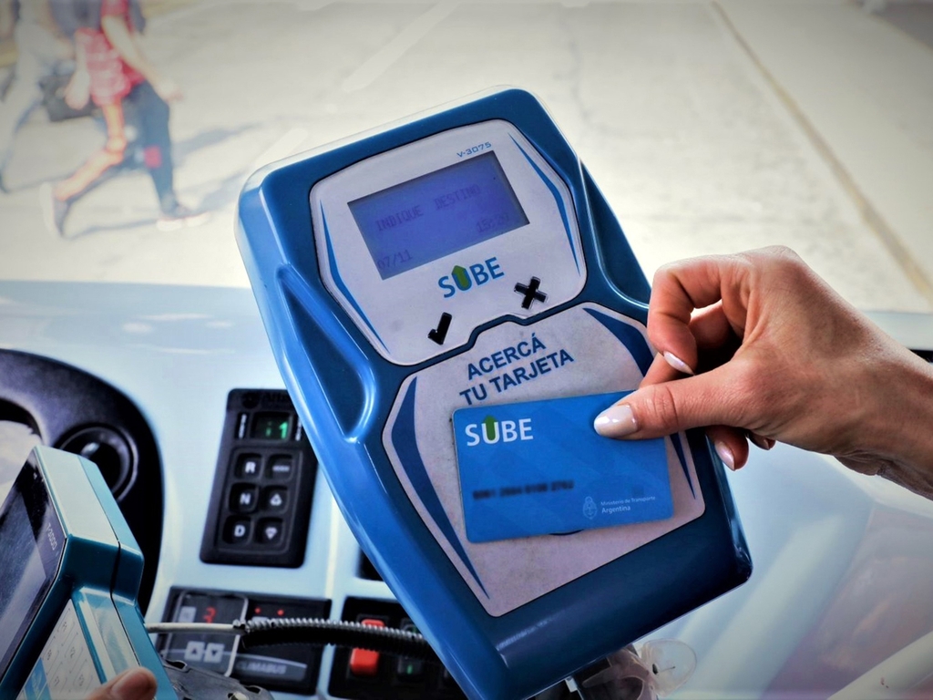 Une machine de validation de la carte SUBE (il en existe de nombreux modèles). Il suffit de la plaquer sur la zone dédiée pour que son solde soit débité du montant du trajet. On peut lire sur l’afficheur le tarif, le prix réellement débité et le solde de la carte.