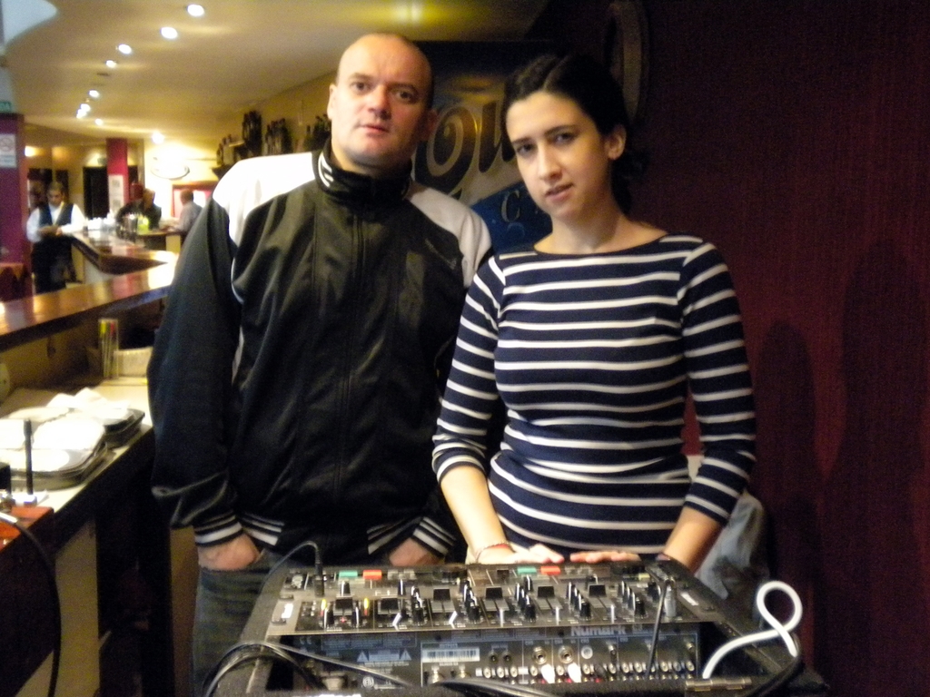 Dany et Vivi, deux talentueux DJ de Buenos Aires. Vivi est la fille de l'organisateur de la Milonga El Arranque et a appris le métier de DJ avec Dany. Photo de Dany y Vivi https://jantango.wordpress.com/2014/10/19/milonga-review-el-arranque-revisited/  