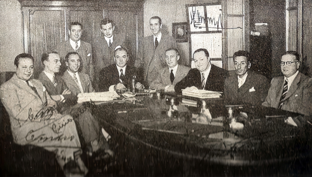 Les futurs fondateurs de la SADAIC prise lors de la création du "Círculo de Autores y Compositores de Música" le premier août 1930. Assis, de gauche à droite : Ciriaco Ortiz, César Vedani, Osvaldo Fresedo, Francisco Canaro, qui deviendra le président de la SADAIC, Juan Francisco Noli, Homero Manzi, Enrique Santos Discépolo et José Pécora. Debout, de gauche à droite : Francisco García Jiménez, José María Contursi et Mario Bénard.
J’ai signalé les compositeurs en gras, les auteurs par un soulignement et par les deux mises en valeur, ceux qui étaient à la fois compositeur et auteur, comme Canaro.
