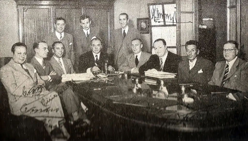 Les futurs fondateurs de la SADAIC prise lors de la création du "Círculo de Autores y Compositores de Música" le premier août 1930. Assis, de gauche à droite : Ciriaco Ortiz, César Vedani, Osvaldo Fresedo, Francisco Canaro, qui deviendra le président de la SADAIC, Juan Francisco Noli, Homero Manzi, Enrique Santos Discépolo et José Pécora. Debout, de gauche à droite : Francisco García Jiménez, José María Contursi et Mario Bénard.
J’ai signalé les compositeurs en gras, les auteurs par un soulignement et par les deux mises en valeur, ceux qui étaient à la fois compositeur et auteur, comme Canaro.
