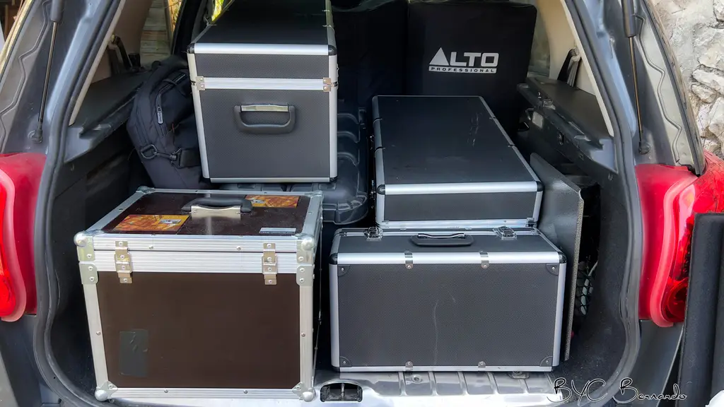 En cours de chargement. La présence de flight cases protège le matériel et facilite l'organisation dans la voiture si on a un véhicule sans seuil de chargement. Ici, ce sont des flight cases sans roues pour optimiser l’espace. J’utilise des chariots pour les transporter.