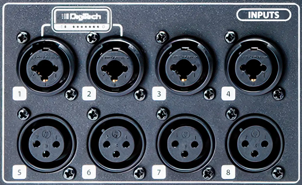 Sur cette petite console de mixage, on trouve des connecteurs XLR et des connecteurs combo, XLR + Jack 6.35.