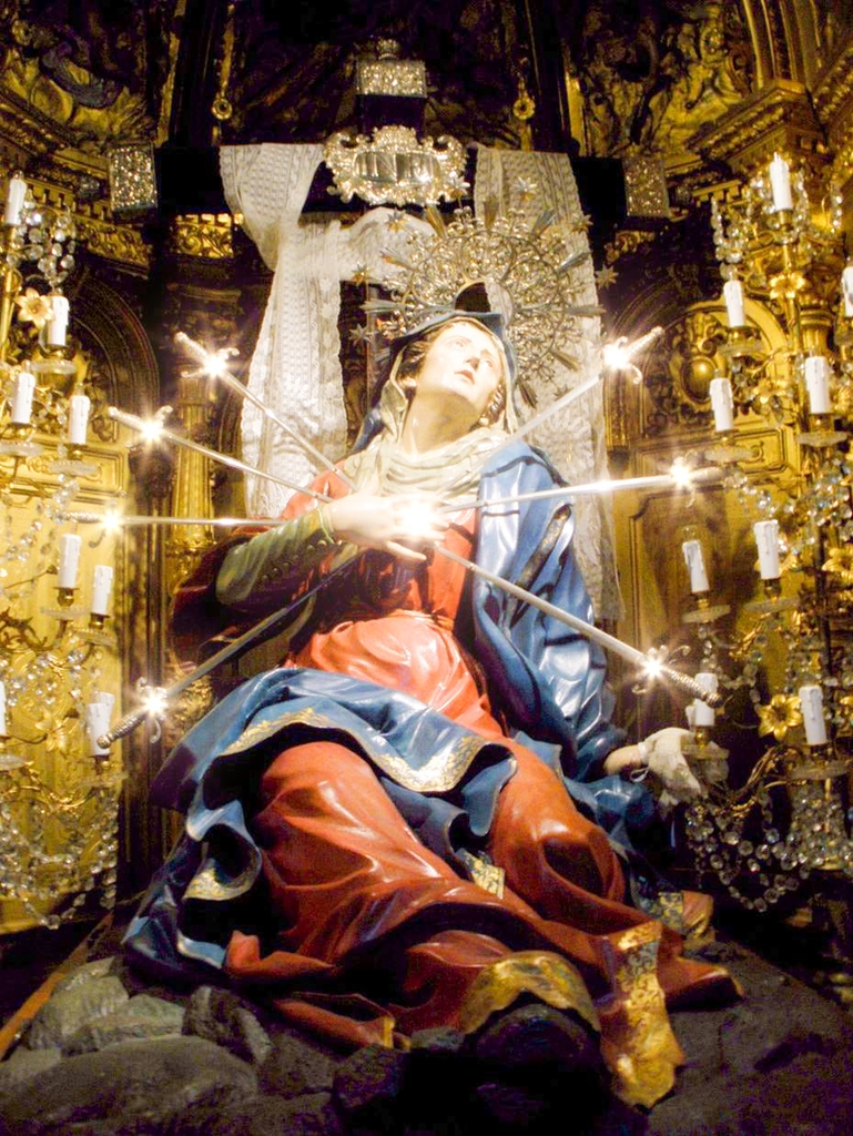 Les sept épées transperçant l’âme de la Vierge représentent ses sept douleurs. Pour certains, c’est une allégorie de la vaccination, mais, je m’égare. Église de la Vera Cruz à Salamanque.