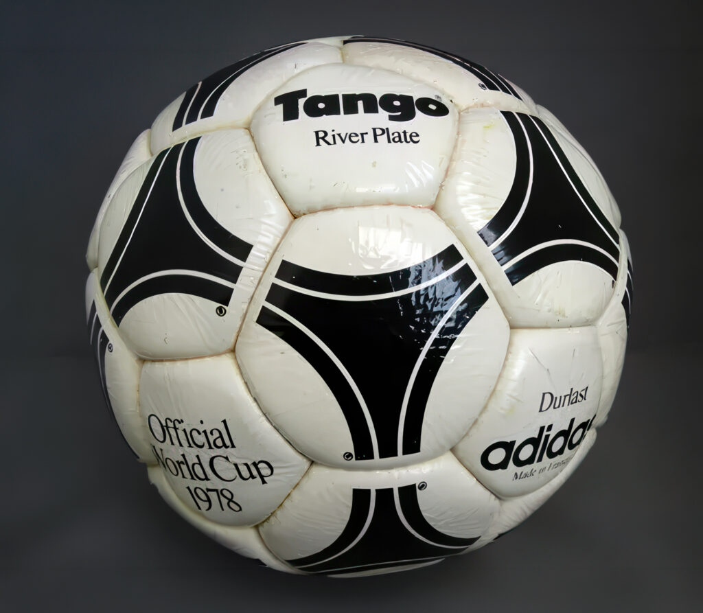 Le ballon "Tango Durlast o RiverPlate" fabriqué en Argentine par Adidas pour la coupe du Monde 1978 qui a eu lieu… en Argentine
