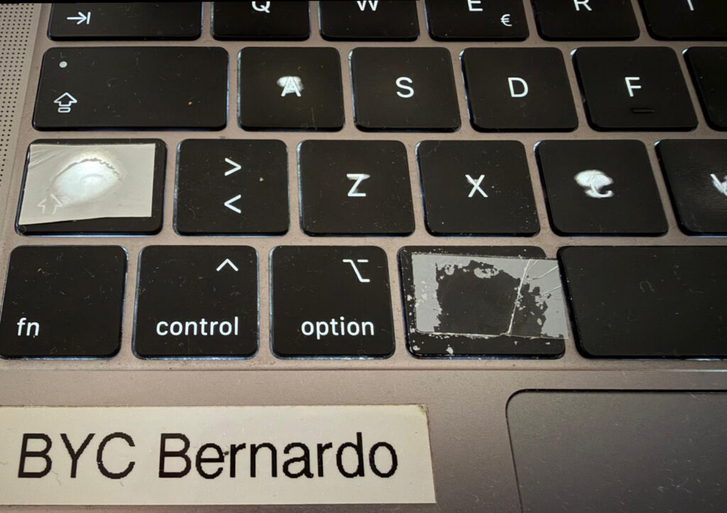 Le clavier d’un DJ de tango est soumis à rude épreuve comme en témoigne mon clavier. La touche CMD, la touche MAJ, C, A et V sont des victimes fréquentes.