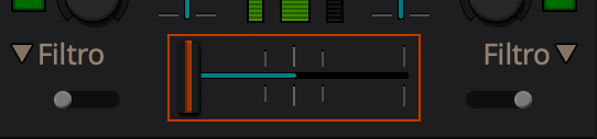 Le potentiomètre linéaire horizontal, le crossfader (élément du mixer F), permet de passer de la piste de gauche à celle de droite, de doser l’équilibre entre les deux quand elles jouent en même temps. En général, en tango, on est en mode DJ automatique et ce curseur se déplace tout seul. Attention aux deux petits curseurs gris. Ils doivent être positionnés exactement de cette façon pour que le DJ automatique puisse basculer d’une piste à l’autre. Celui de gauche, vers la gauche et celui de droite, vers la droite.